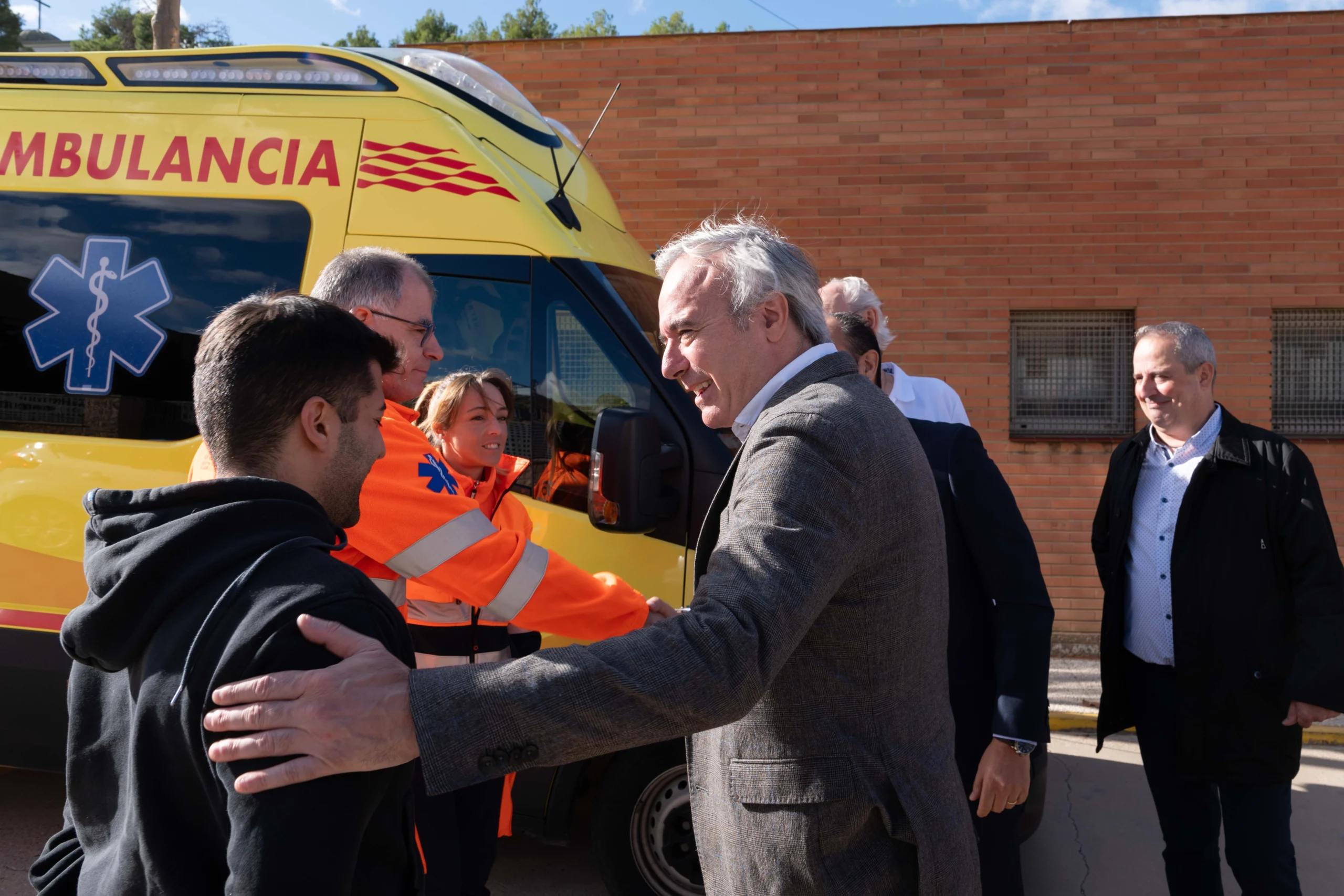 El presidente de Aragón saluda a profesionales sanitarios junto a una ambulancia durante una visita a un servicio de emergencias