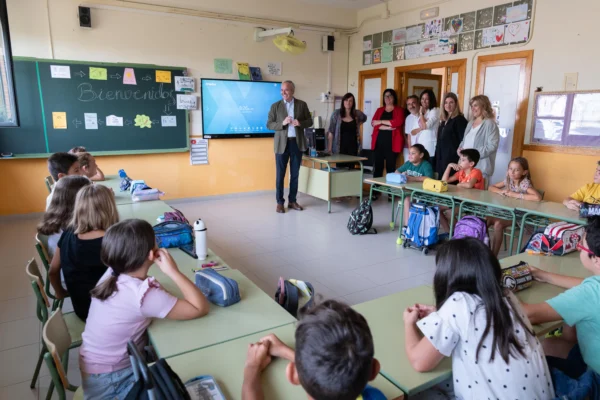 Alumnado de educación pública en un aula de un centro educativo de Aragón, reflejo de las inversiones del Gobierno autonómico en la mejora de infraestructuras, recursos educativos y calidad del sistema educativo aragonés.