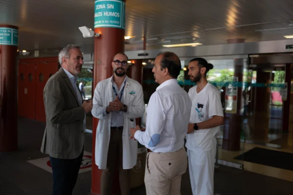 Visita institucional a un hospital de Aragón con profesionales sanitarios para abordar mejoras de infraestructuras y atención