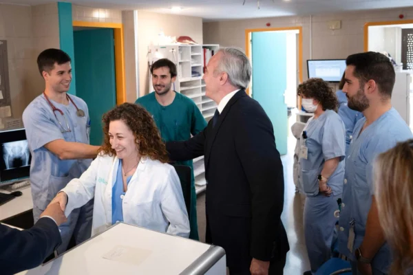 Profesionales sanitarios y autoridades en un centro de salud durante una visita para reforzar la sanidad pública en Aragón