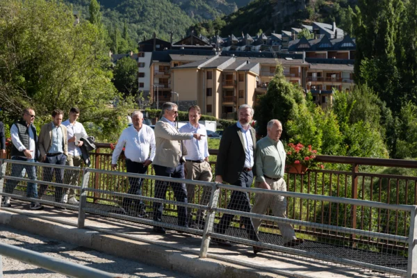 El presidente de Aragón y representantes institucionales recorren una localidad del Pirineo aragonés durante una visita vinculada al Plan Pirineos y al impulso del turismo