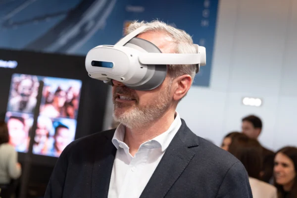 Jorge Azcon, Presidente de Aragón, prueba tecnología de realidad virtual durante un evento de innovación