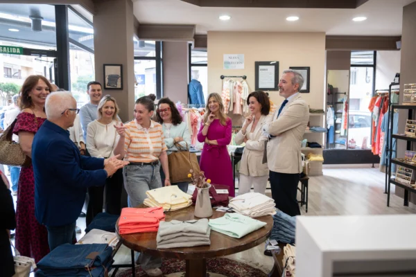 Visita institucional de Jorge Azcón a un comercio local para conocer la actividad de pymes y autónomos en Aragón